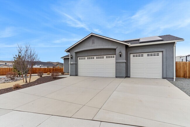 Foto del edificio - Trailer Parking, Newer house with Low main...