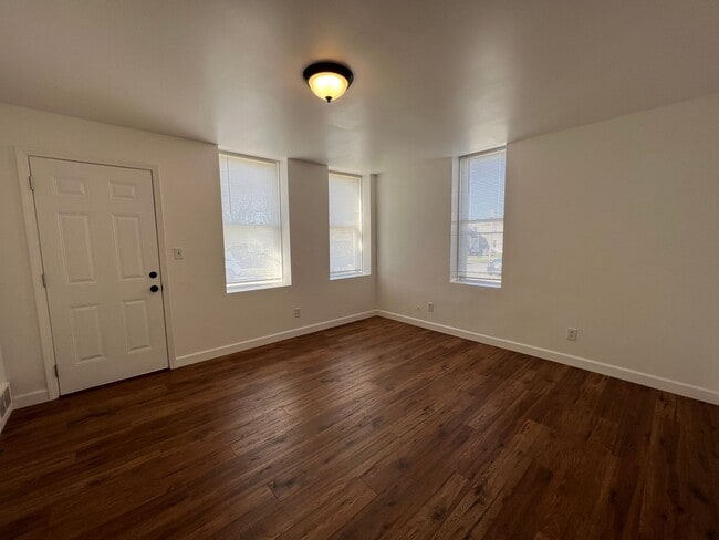 Foto del edificio - Large newly remodeled one bedroom one bath apartment for lease now.  Apply Today!