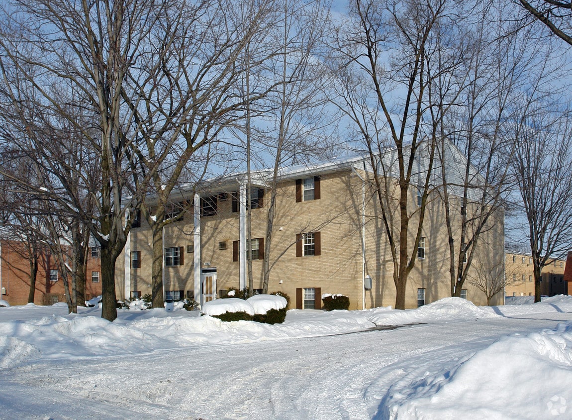 Building Photo - 4611-4715 Sycamore Dr