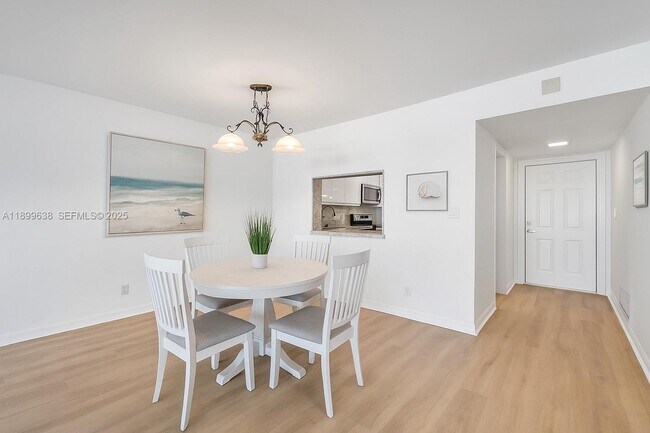 Foto del edificio - 3111 NE 51st St