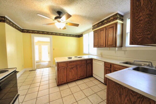 Building Photo - 1220 N Robberson Ave