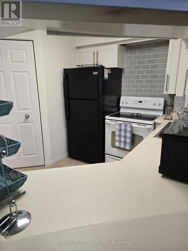 Building Photo - 50-450 Kingsbridge Garden Cir