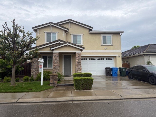Foto del edificio - 4 bedroom 2.5 baths: formal living/dining