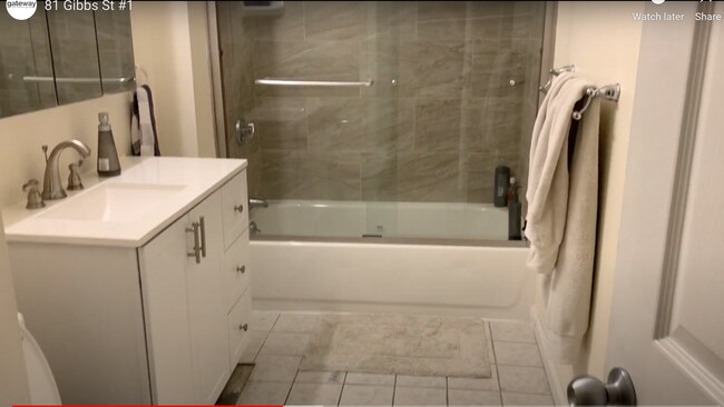 Foto del edificio - Remodeled Duplex! XL Student Friendly Apt!...