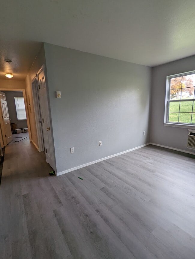 Building Photo - Upstairs 1 Bedroom Apartment