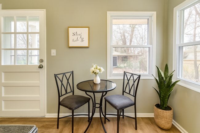 Building Photo - Charming 3-Bedroom Home – Modern, Clean & Carpet-Free!