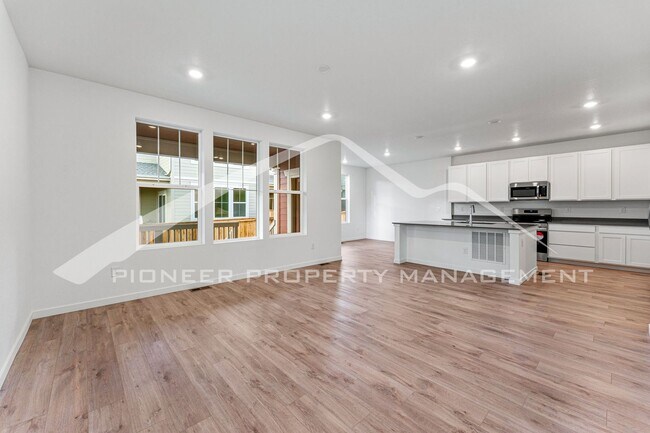Foto del edificio - Charming Property with 2 Car Garage and Ce...