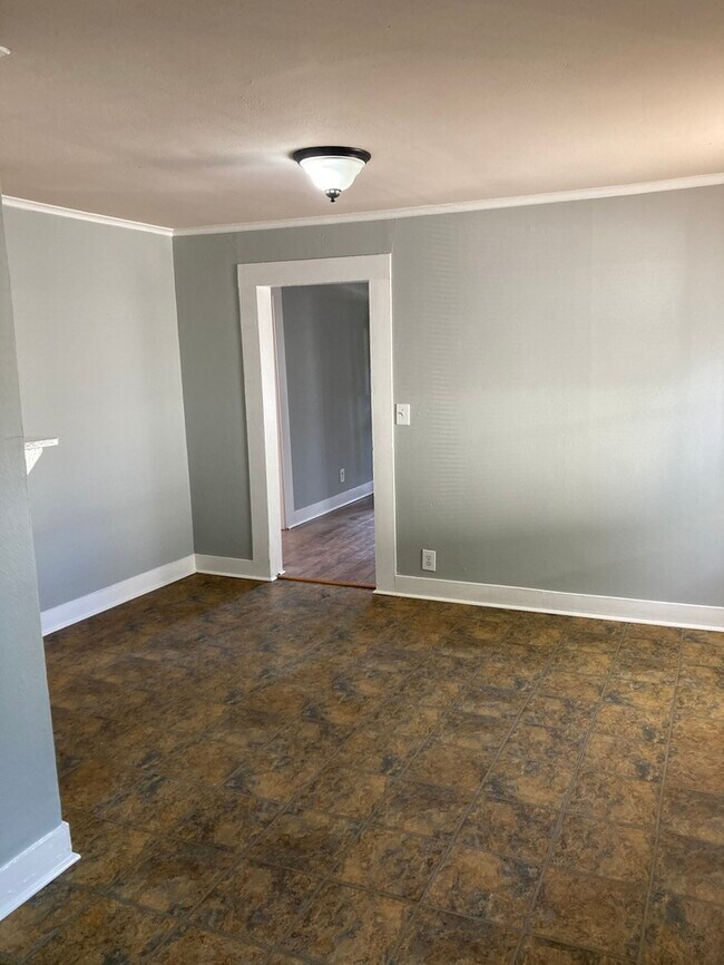Building Photo - Fresh remodel! Small 2 bedroom/1 bath in W...