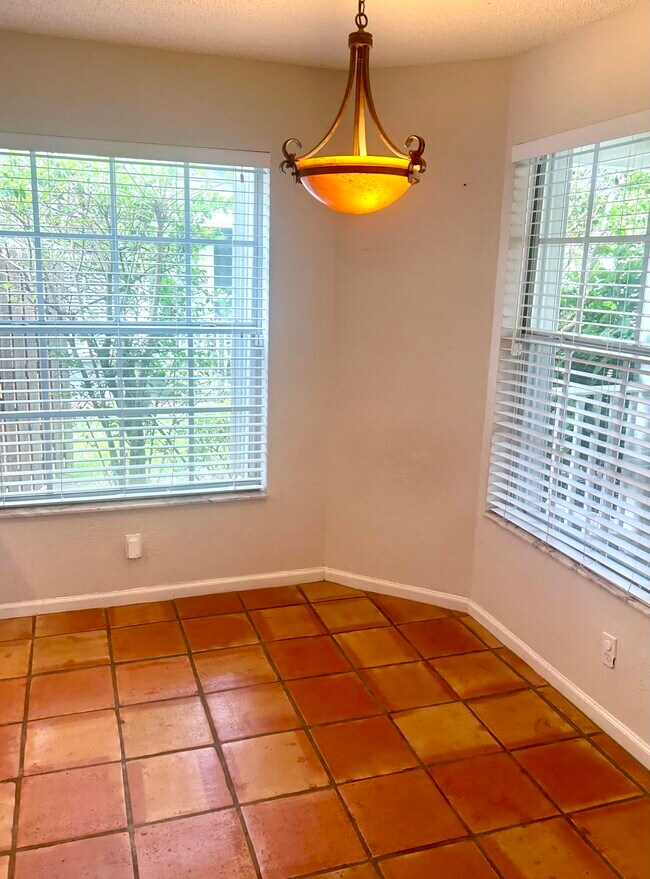 Foto del edificio - 935 Honeytree Ln