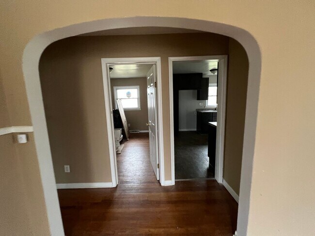 Foto del edificio - Stunning 3 Bedroom Brick House, near Gratiot in Roseville, freshly remodeled!