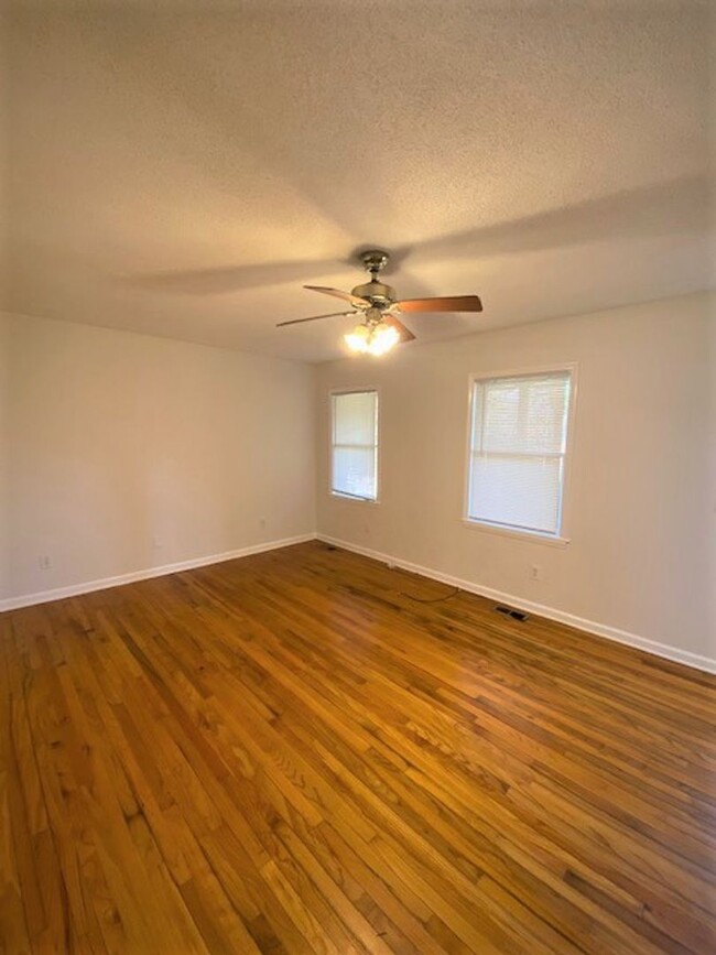 Foto del edificio - Huntersville, Downtown! Great Price!