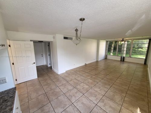 Building Photo - 9440 Live Oak Pl
