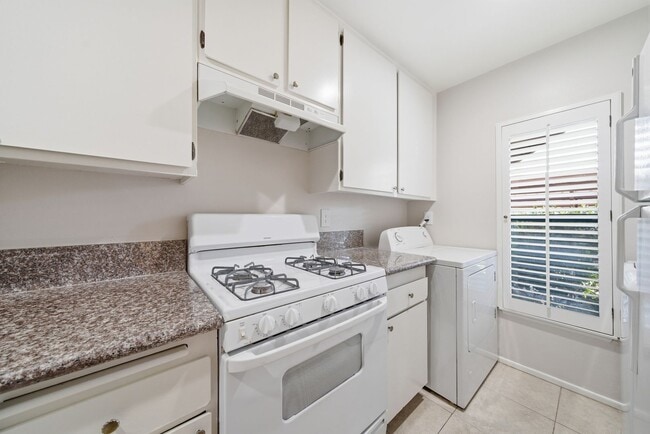 Building Photo - Cozy One Bedroom with Laundry and Patio!