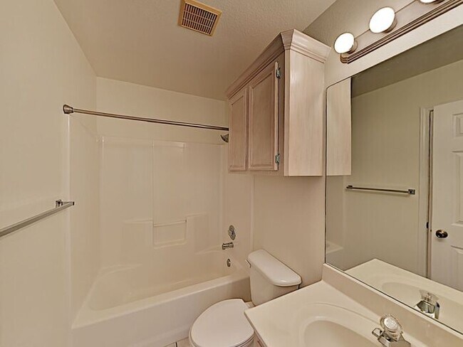 Foto del edificio - *Free 1st Month*16-month lease required. *...