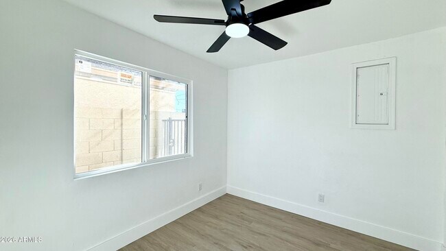 Foto del edificio - 2739 E Tamarisk Ave