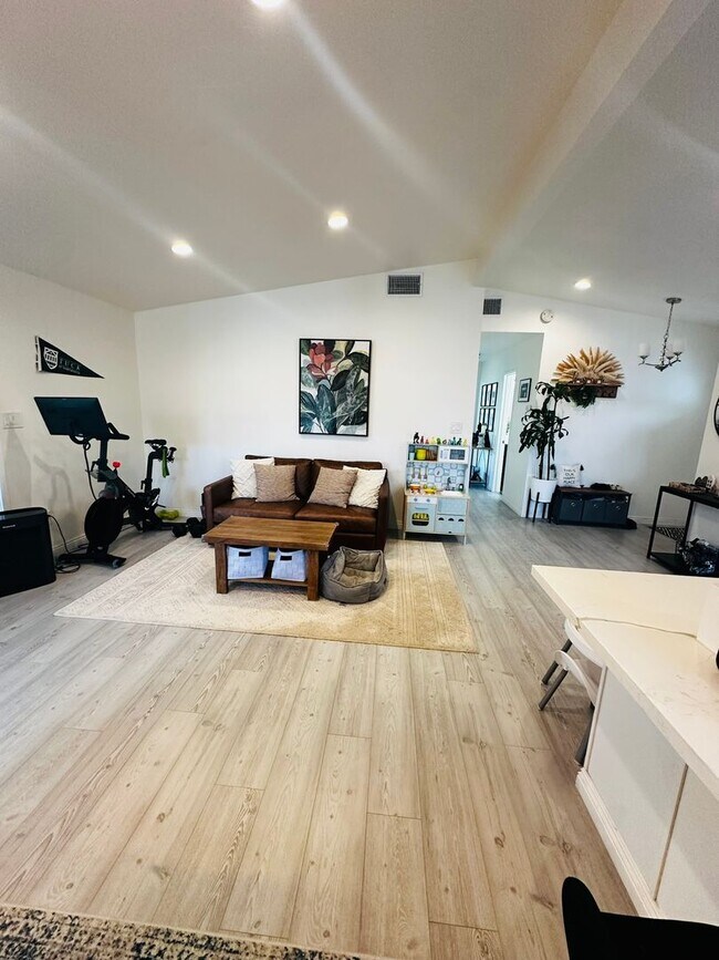Foto del edificio - Imperial Beach Modern Comfort Meets Sustainable Living in This Stunning 3-Bedroom Home!