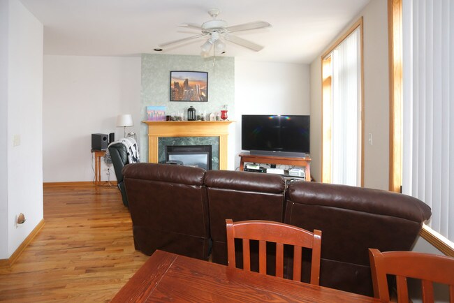 Building Photo - 865 W Buckingham Pl
