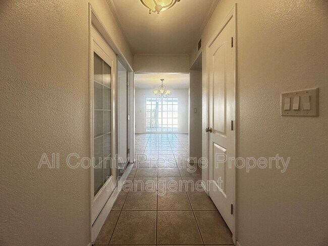 Building Photo - 803 N Lizanne Way