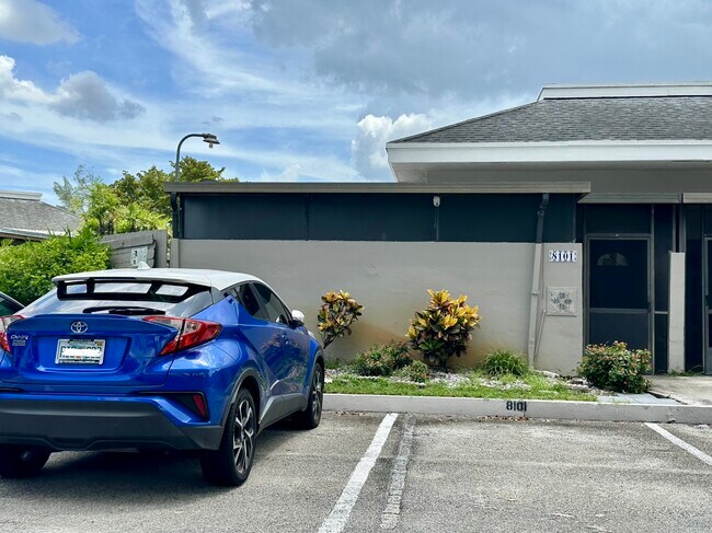 Frente - 8101 SW 22nd Ct