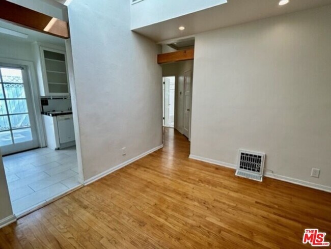 Foto del edificio - 1527 Centinela Ave