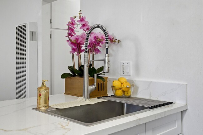 Foto del edificio - 13050 Dronfield Ave