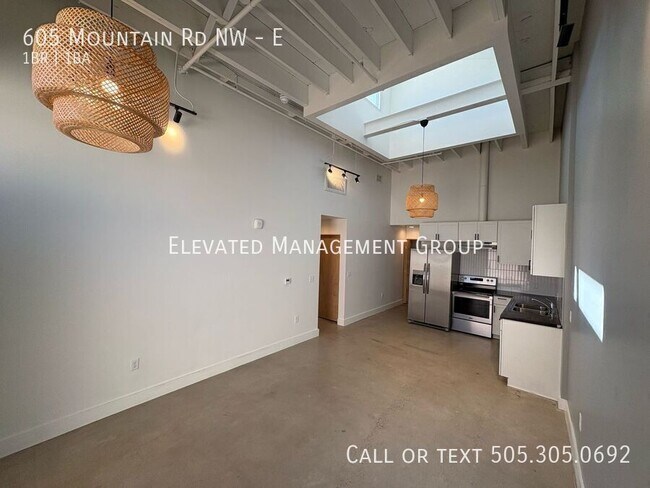 Foto del edificio - 605 Mountain Rd NW