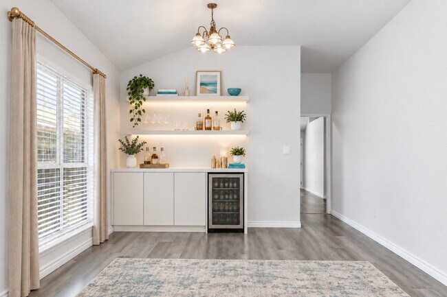 Foto del edificio - Welcome home to this beautifully maintained 4-bedroom, 2-bath, single-story home in the desirable...