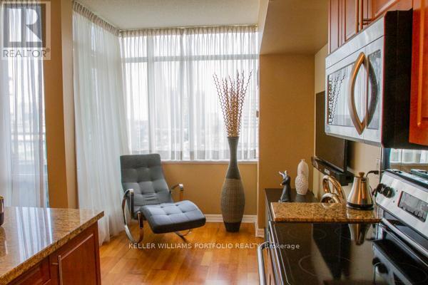 Photo du bâtiment - 220-220 Burnhamthorpe Rd W