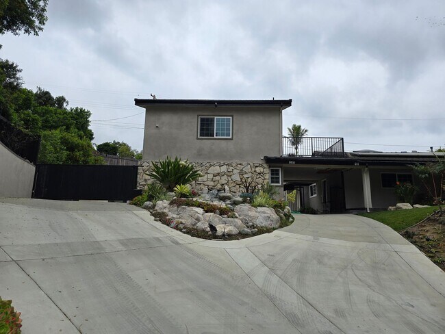 Foto del edificio - Fantastic 2 Bed, 2.5 Bath ADU unit in Sunn...