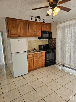Building Photo - 1439 Kewalo St