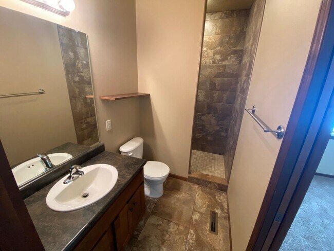 Foto del edificio - Large Ranch Style Twin Home For Rent