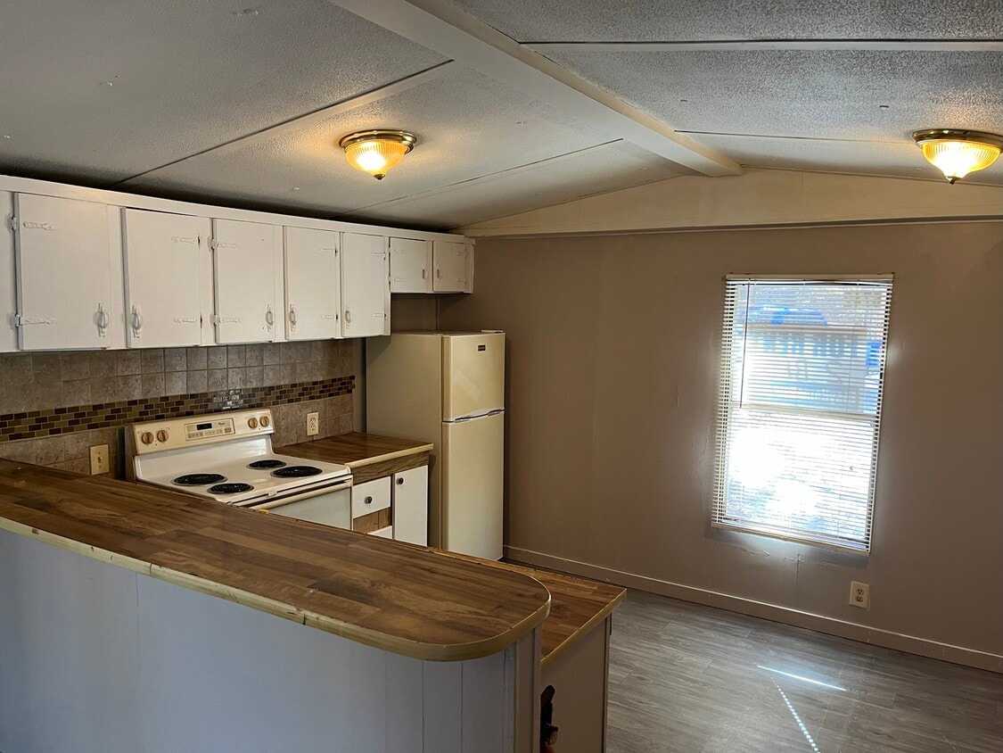 Building Photo - 6742 Skyview Dr SE