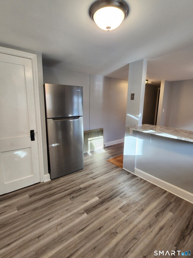 Foto del edificio - 134 Fowler Ave Ext