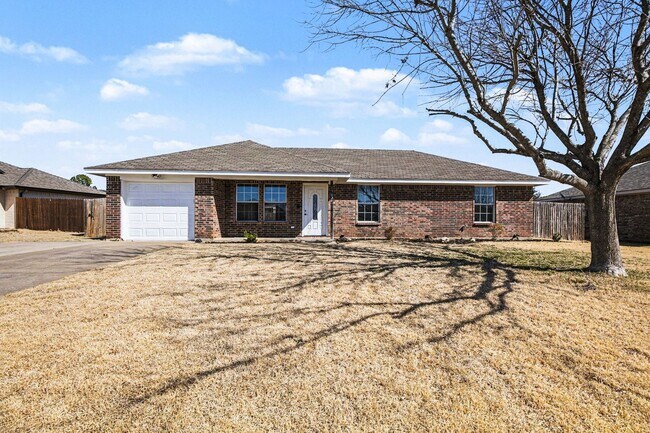 Building Photo - Welcome to this inviting 3-bedroom, 2-bath single-family rental home in Cleburne, TX. Featuring a...