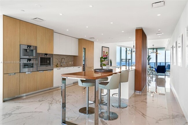 Building Photo - 15701 Collins Ave