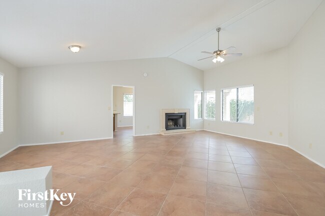 Foto del edificio - 3240 N Hill Farm Dr