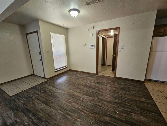 Building Photo - 4023 NW Ozmun Ave