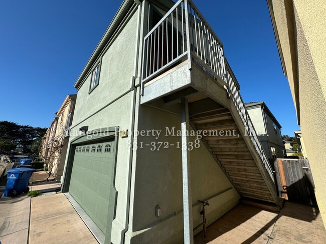 Building Photo - Beautiful 1-Bed 1-Bath Above Garage Apartm...