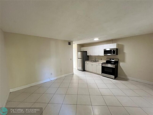 Building Photo - 612 NE 29th Dr