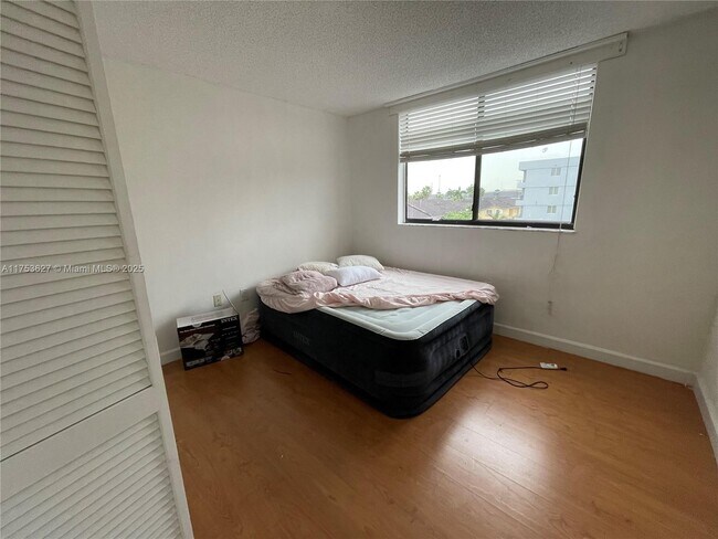 Foto del edificio - 8261 NW 8th St