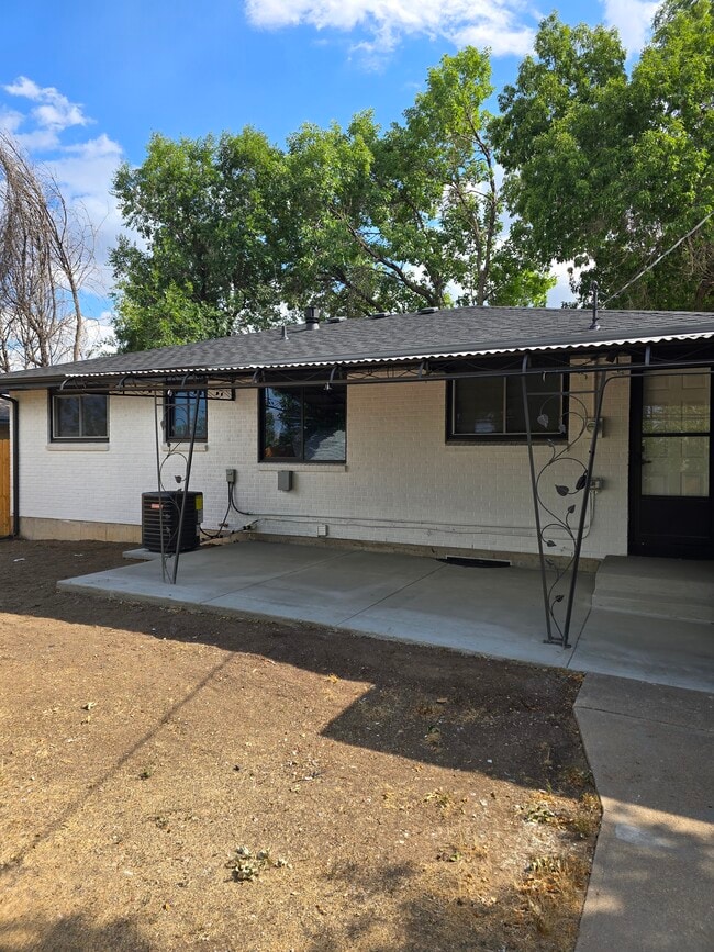 Building Photo - 3201 W Radcliff Ave