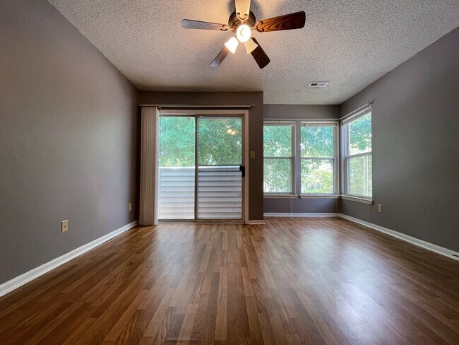 Building Photo - 9627 Vinca Cir