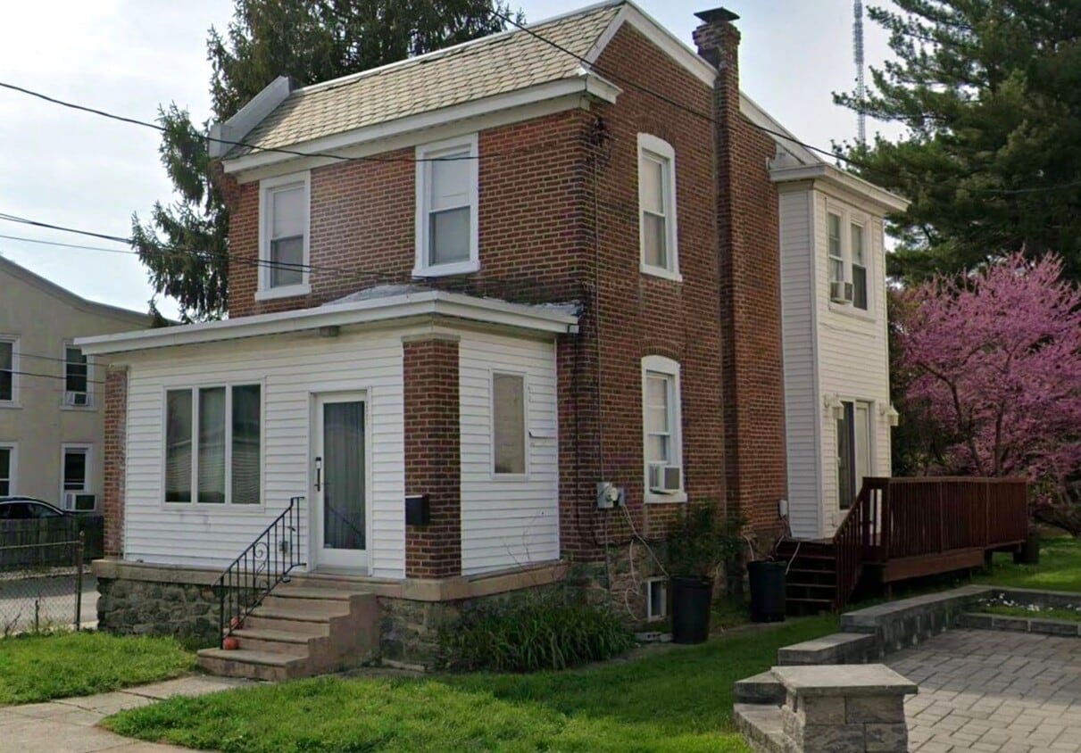 Stunning 3-Bedroom Townhome in the Heart o... - Stunning 3-Bedroom Townhome in the Heart o...