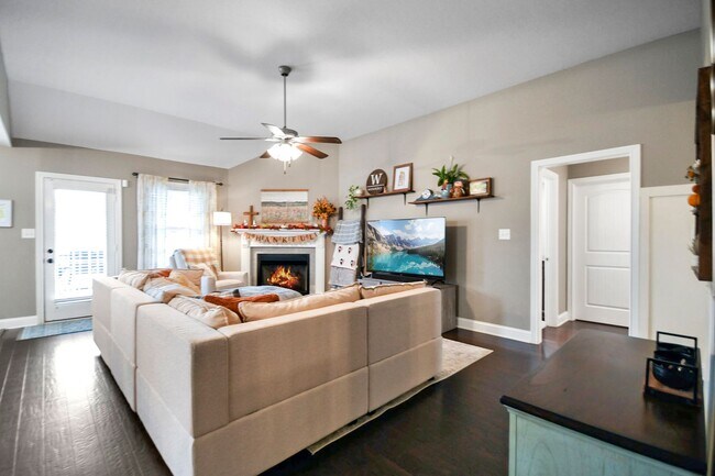 Building Photo - Pet Friendly Three Bedroom with Bonus!