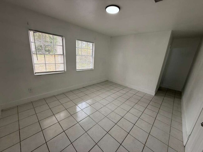 Building Photo - 3/2 Tampa Available NOW !!