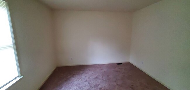 Building Photo - 3 Bedroom 1.5 Bathroom House