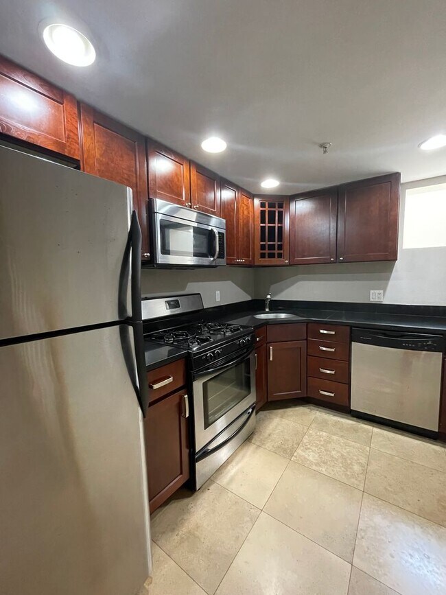 Foto del edificio - Cozy One Bedroom Townhome w/ All Amenities...
