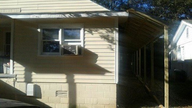 Building Photo - 115 Duplex Unit B Connally Cir