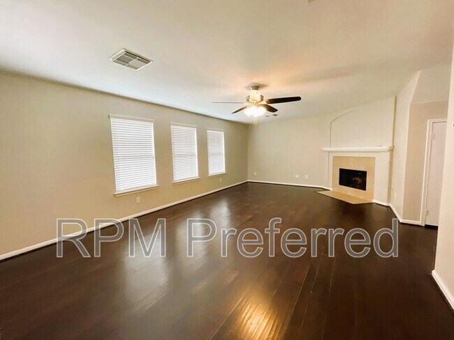 Foto del edificio - 2518 Hidden Park Ln