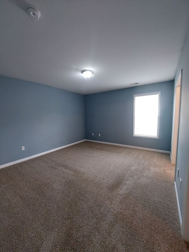 Building Photo - 3 Bedroom 2 Bath Condo 1st  Floor Located ...
